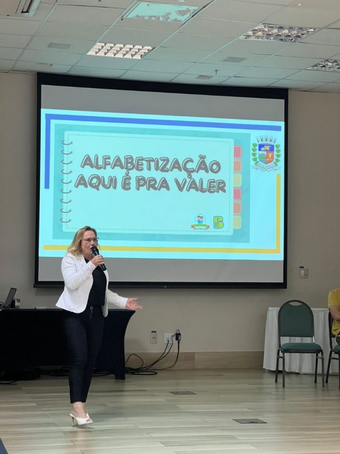 Nova Venécia compartilha experiências de boas práticas na alfabetização para rede estadual