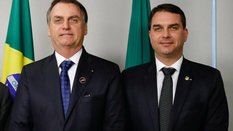 Jair Bolsonaro e Flávio Bolsonaro
