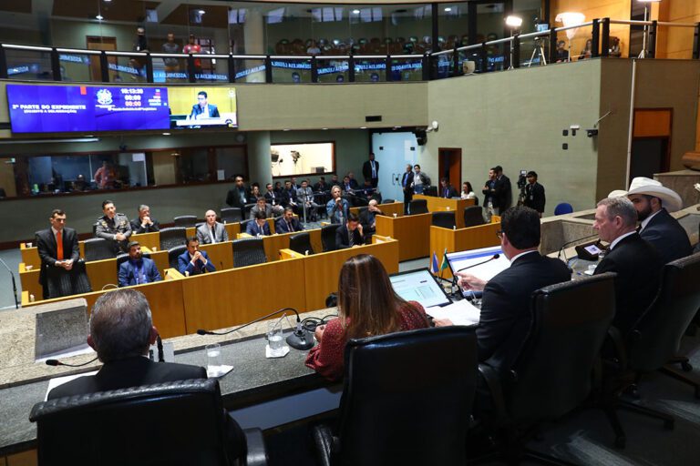 Plenário aprova padrão para traje parlamentar
