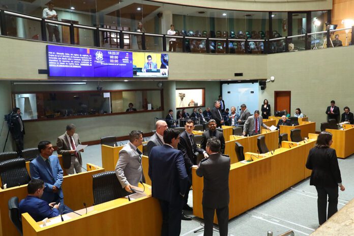 Plenário vota dois requerimentos de urgência