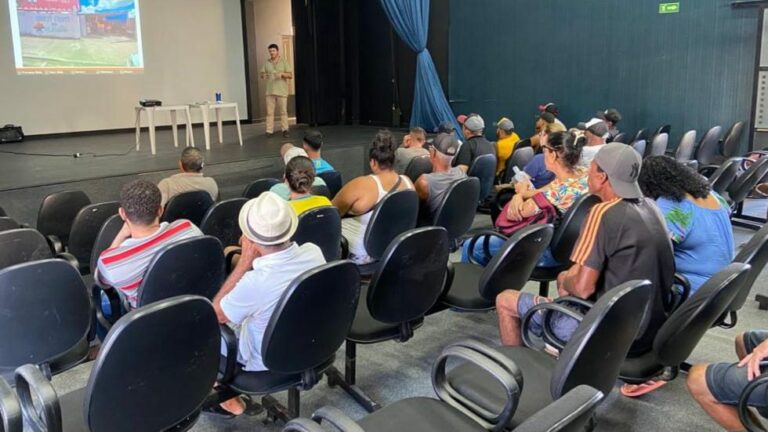 Prefeitura de Linhares realiza reunião com comerciantes ambulantes para orientação sobre legislação   		