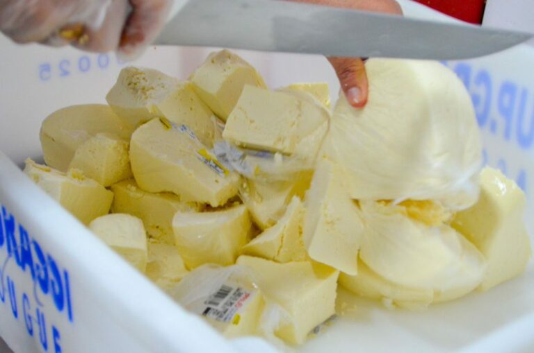 Produtos irregulares: Vigilância Sanitária apreende 40 quilos de queijos em supermercados de Linhares   		