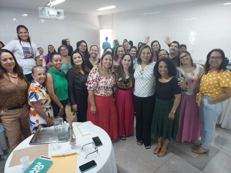 Profissionais da educação participam de seminário para pactuar metas para elevar índices de aprendizagem em Linhares   		