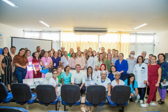 Profissionais de enfermagem do HGL recebem homenagens e capacitação na Semana da Enfermagem   		