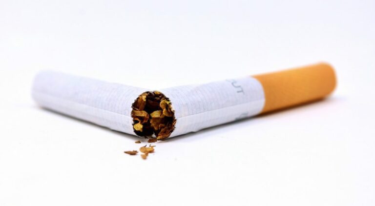 Programa de Controle do Tabagismo promove ação do “Dia Mundial sem Tabaco”, em frente ao NAPS   		
