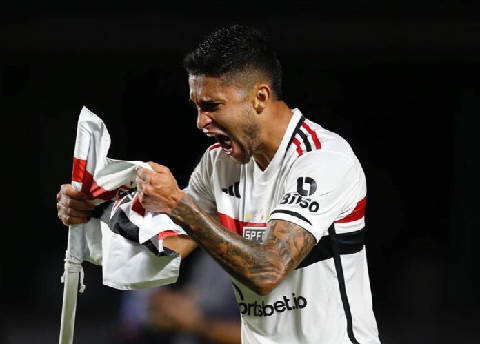 São Paulo vence Vasco em jogo de seis gols pelo Brasileirão e dá sequência à invencibilidade na temporada