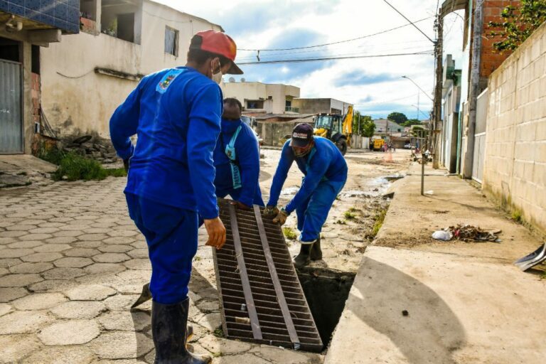 Serviços de limpeza e desobstrução de bueiros são executados em diversos pontos de Linhares   		