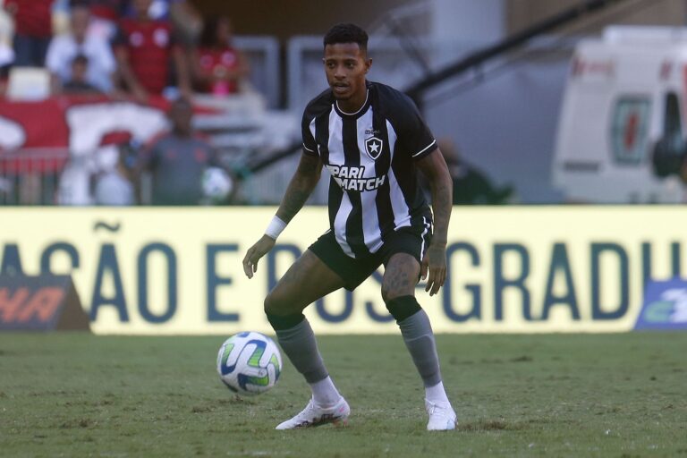 Tchê Tchê destaca crescimento com mudança de posição no Botafogo