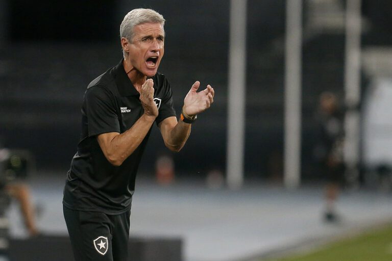 Técnico Luís Castro prega paciência para o Botafogo contra retrancas