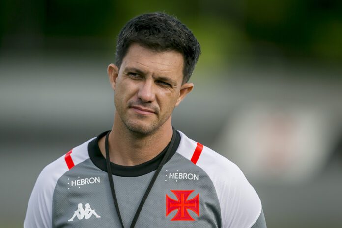 Técnico Maurício Barbieri lamenta falta de consistência do Vasco