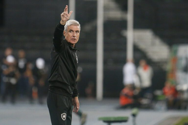 Técnico do Botafogo, Luís Castro admite semana desgastante da equipe