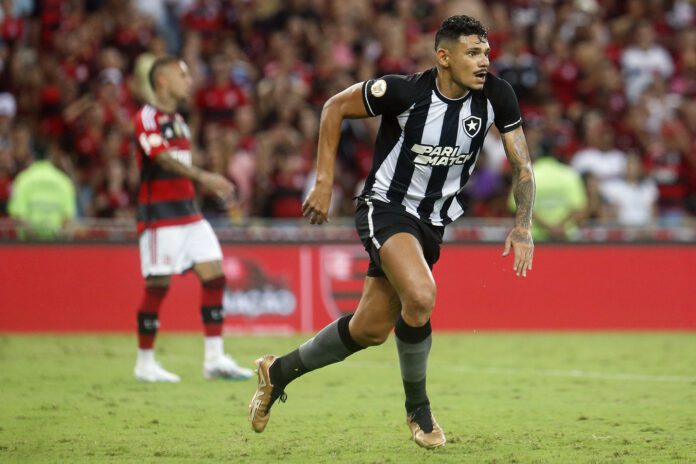 Tiquinho Soares valoriza a força do Botafogo após vitória no clássico