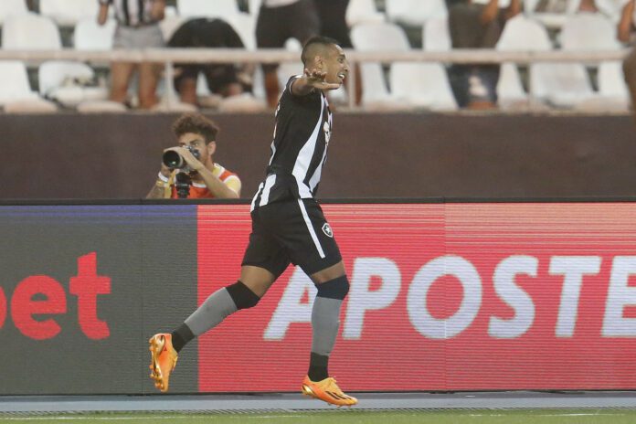 Victor Sá vibra com apoio da torcida do Botafogo: “Um show na arquibancada”