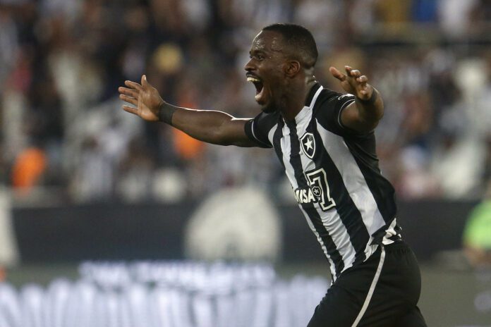 Volante Kayque volta a ser relacionado pelo Botafogo
