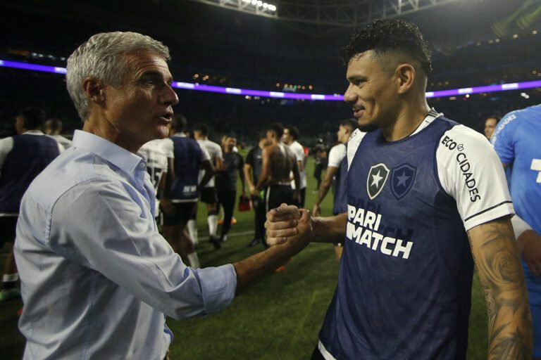 Após vitória contra o Palmeiras, Luís Castro destaca evolução do Botafogo: “Jogadores cumpriram à risca”