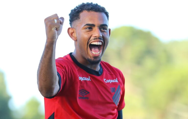 Atacante Sorriso, do Athletico-PR, é convocado para amistosos da Seleção Brasileira sub-17