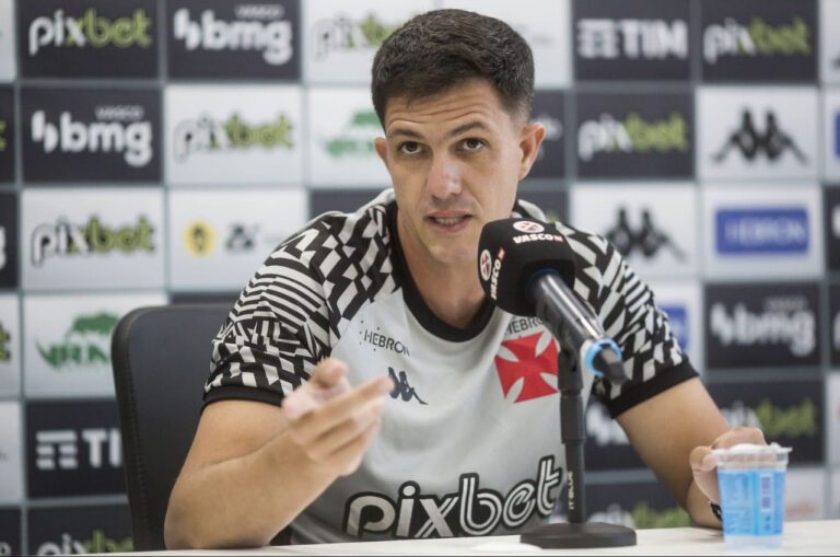 Barbieri rechaça conversa sobre demissão e mira recuperação no Vasco
