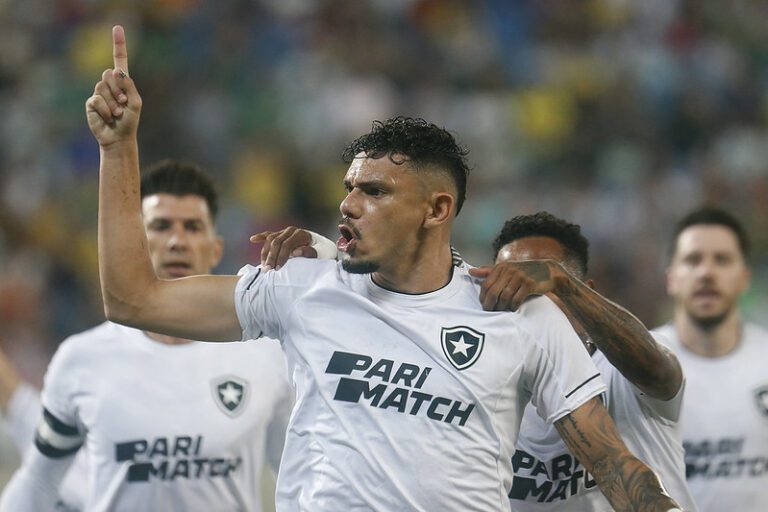 Botafogo ganha do Cuiabá e abre cinco pontos de vantagem para o Palmeiras no Brasileirão