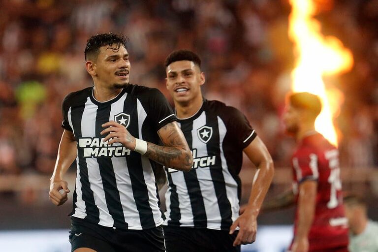 Com dois de Tiquinho, Botafogo vence Fortaleza e dorme com cinco pontos de vantagem na liderança do Brasileirão