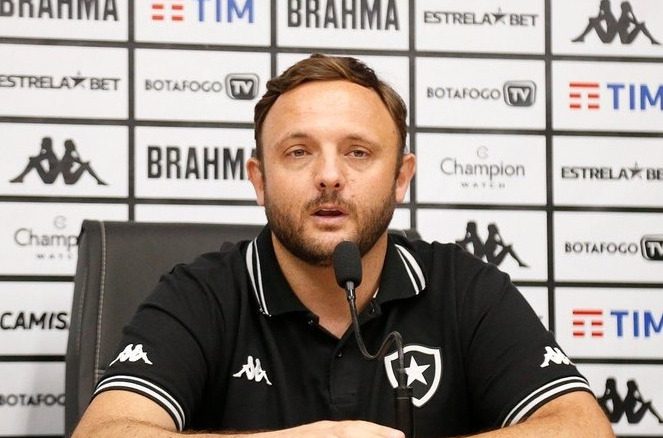 Diretor do Botafogo reclama de pênalti não marcado contra o Athletico-PR