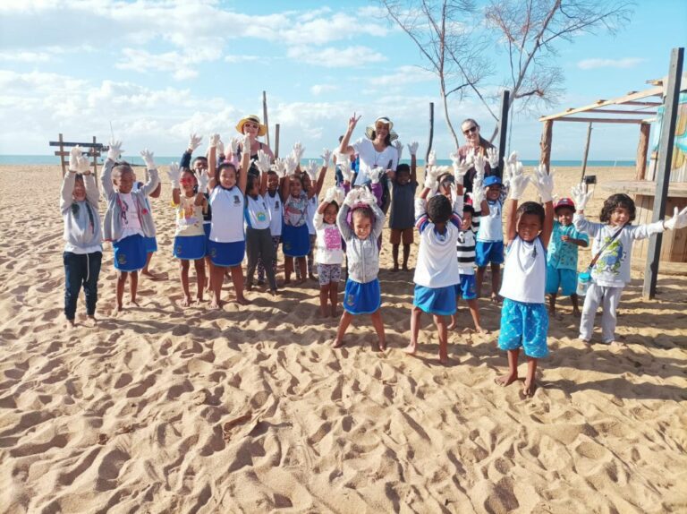 Escola de Povoação promove ação de limpeza na praia   		