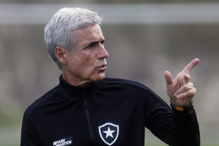 Especulado na Arábia Saudita, Luís Castro comanda treino do Botafogo