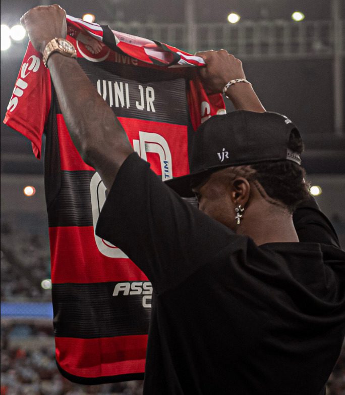Ex-Flamengo, Vini Jr. vai ao Maracanã e é homenageado durante clássico contra o Vasco