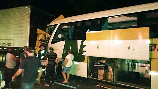 Batida entre carreta e ônibus deixa um morto e 11 feridos na BR 101 Sul