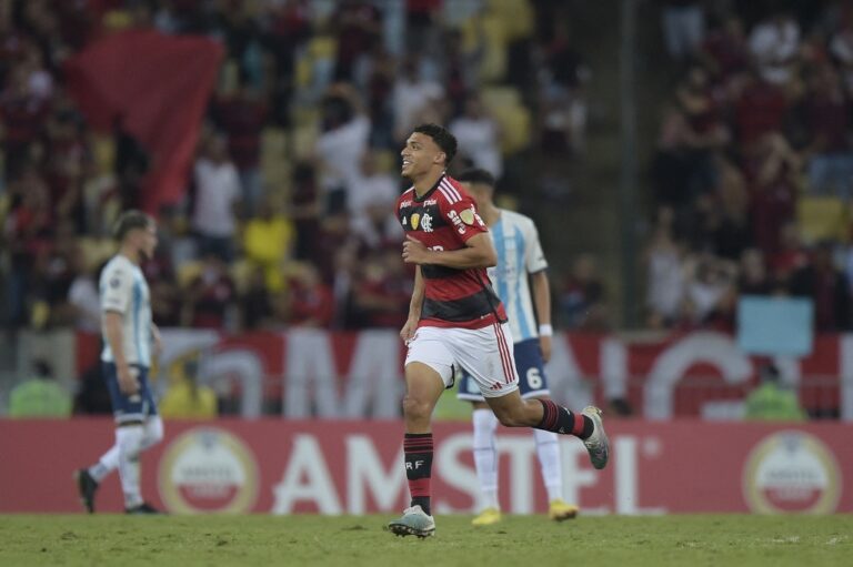 Autor do segundo gol do Flamengo, Victor Hugo celebra vitória sobre o Racing pela Libertadores