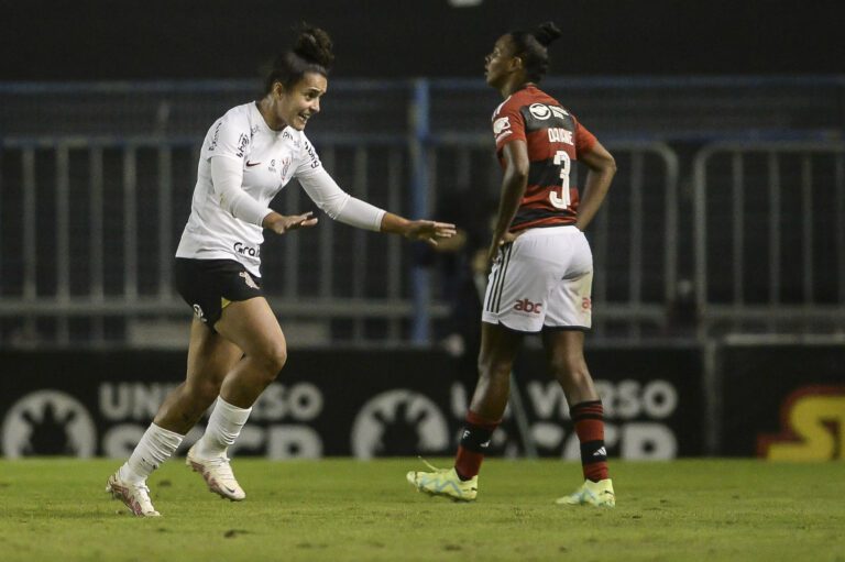 Corinthians goleia Flamengo e tira rival Palmeiras da liderança do Brasileiro feminino
