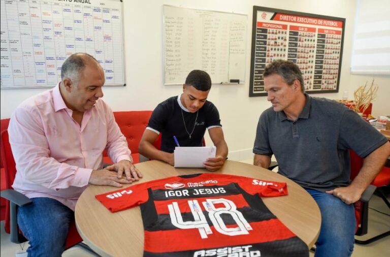 Flamengo renova com volante Igor Jesus até o final de 2025