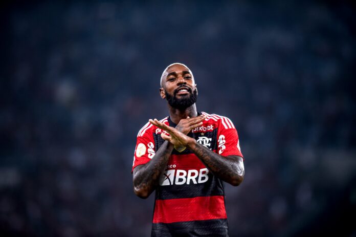 Gerson deixa o campo com ombro imobilizado e vira dúvida para jogo contra o Racing