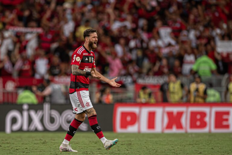 Léo Pereira sente incômodo na coxa e desfalca o Flamengo contra o Vasco