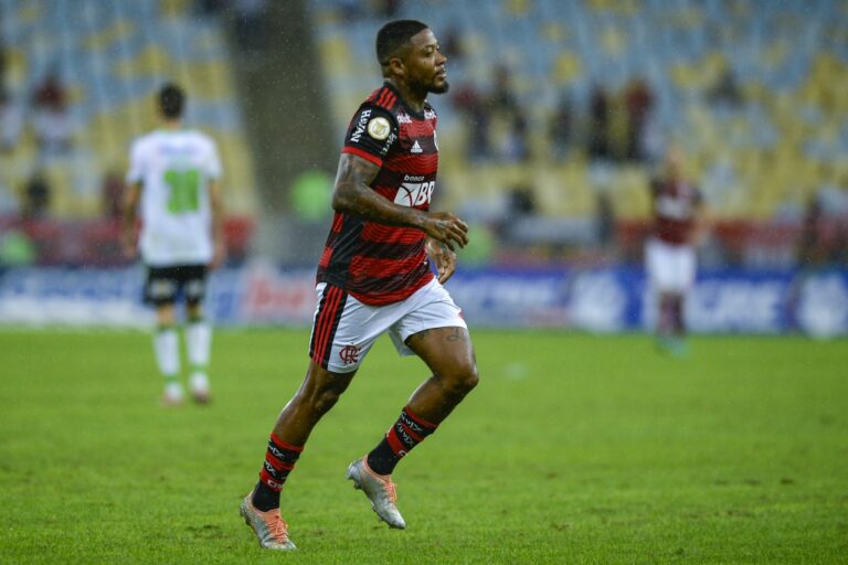 Marinho pede para ser reintegrado ao Flamengo enquanto define futuro