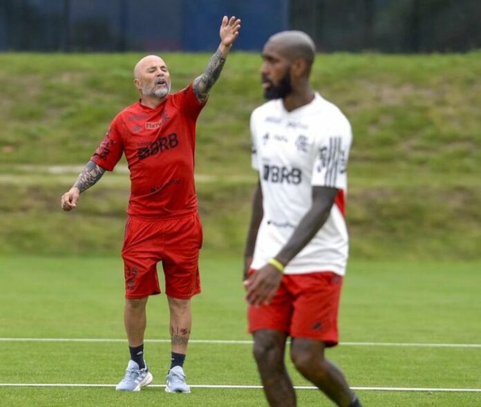 Sampaoli “critica” chutões e prega controle de bola nos jogos do Flamengo