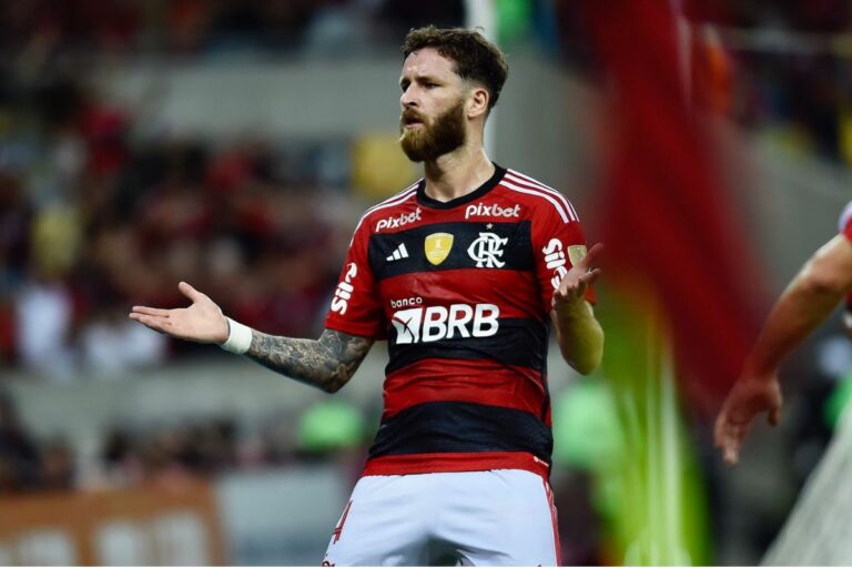 Zagueiro Léo Pereira vibra com temporada artilheira no Flamengo