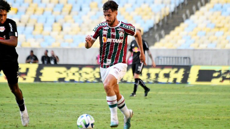 Diniz sai em defesa do volante Martinelli, vaiado pela torcida do Fluminense