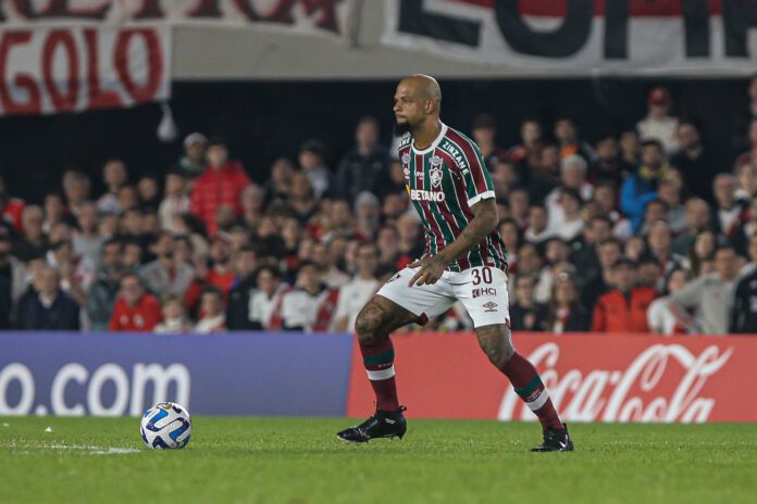 Felipe Melo provoca torcida do River Plate após derrota