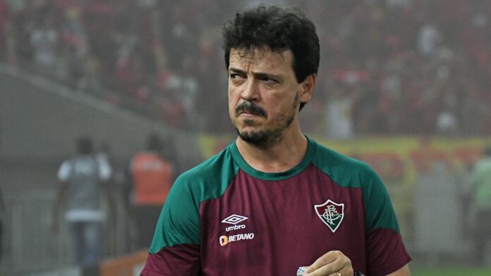 Fernando Diniz tem dilema para resolver nas laterais do Fluminense para jogo contra Goiás