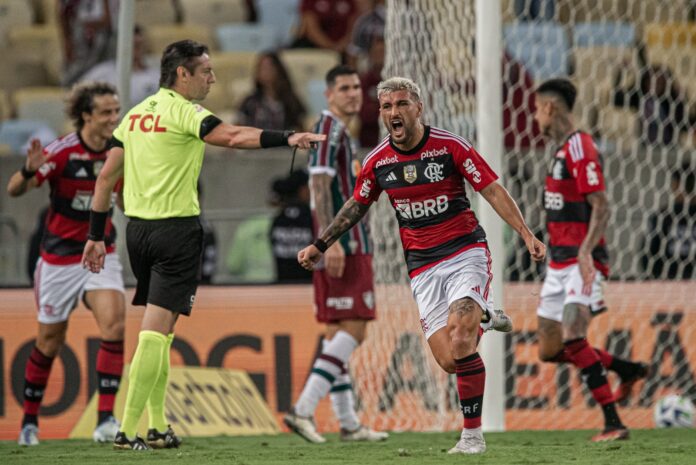 Flamengo vence Fluminense com gols de Arrascaeta e Gabriel e vai às quartas da Copa do Brasil