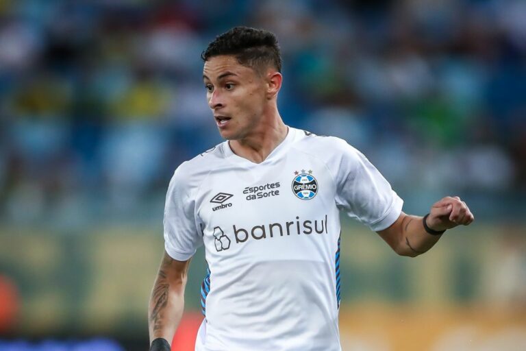 Reforço do Fluminense, lateral Diogo Barbosa chega ao Rio de Janeiro