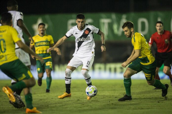 Gabriel Pec desfalca o Vasco no clássico contra o Botafogo pelo Brasileiro