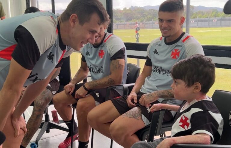 Jogadores do Vasco recebem jovem Guilherme no treino