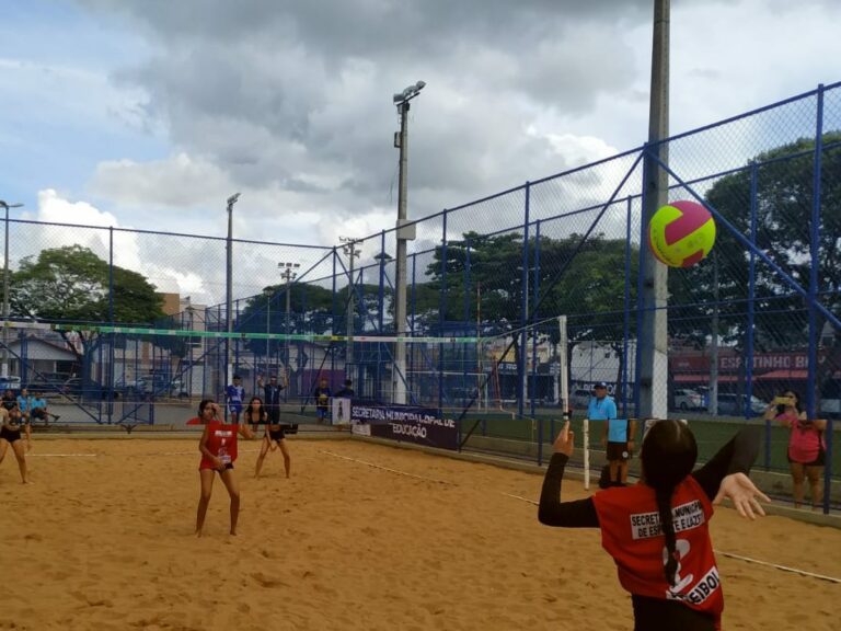Jogos escolares: Linhares classifica 8 escolas no vôlei de praia e 9 no atletismo   		