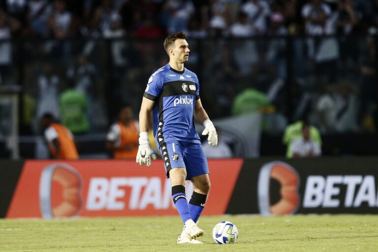 Léo Jardim aponta erro do Vasco na derrota para o Internacional, mas ainda crê em evolução