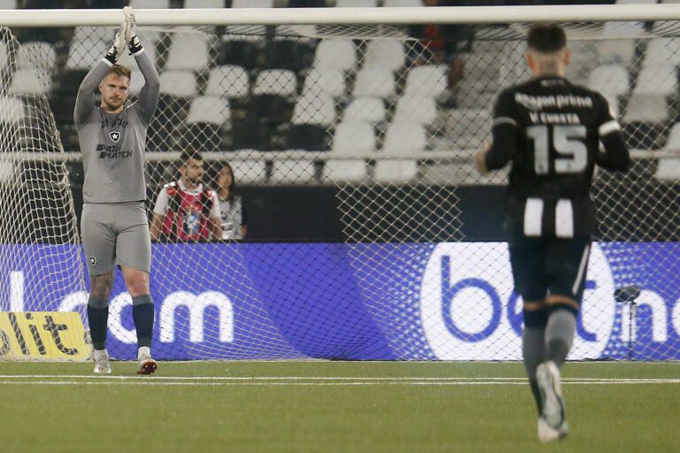 Lucas Perri rasga elogios ao gramado do Nilton Santos após nova vitória do Botafogo