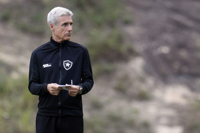 Luís Castro admite que gostaria de reforços no Botafogo em “uma ou outra posição”