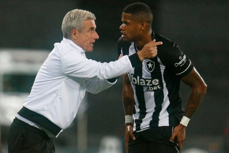 Luís Castro destaca chegada de reforços em recuperação do Botafogo na temporada