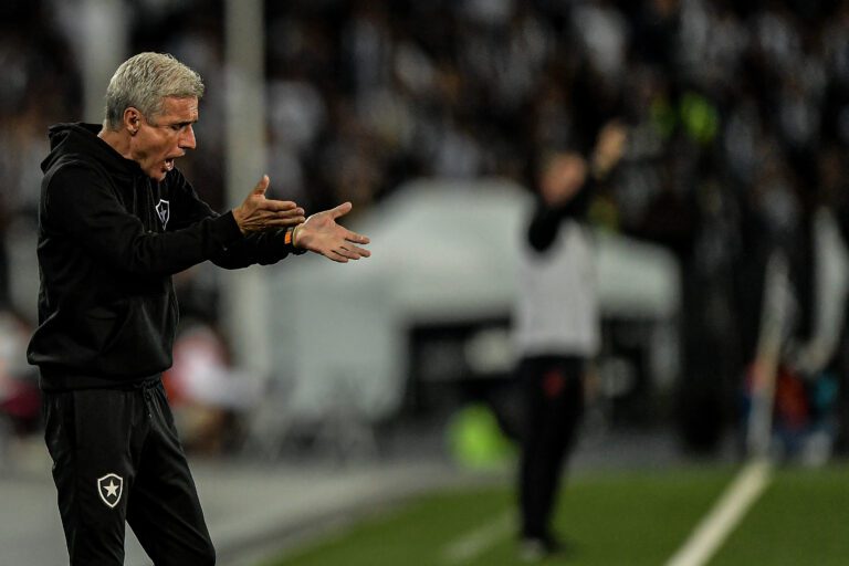 Luís Castro exalta festa da torcida e pede união após eliminação do Botafogo: “Somos uma família”
