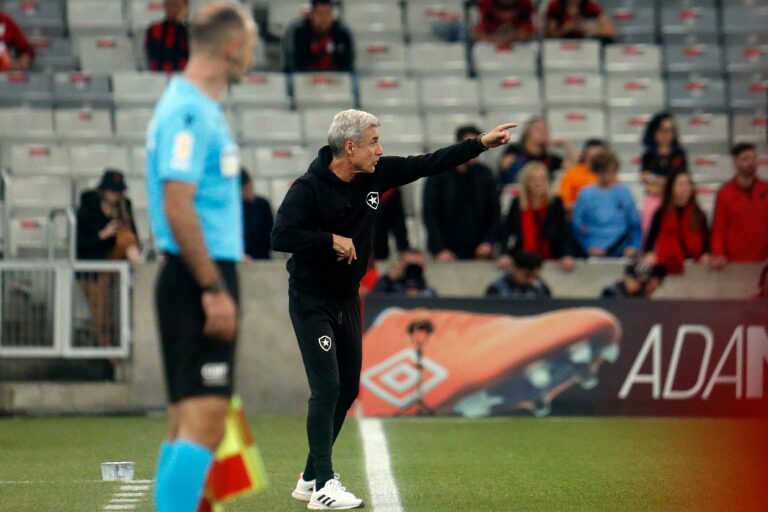 Luís Castro vê detalhe em derrota do Botafogo para o Athletico-PR